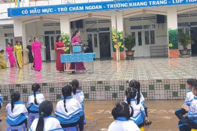 Một số hình ảnh tập thể CBGVNV học sinh trường Tiểu học Thăng Long ủng hộ các tỉnh phía Bắc bị thiệt hại do bão số 3 gây ra